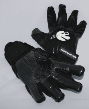 Voor- en binnenzijde van de SteelFist Keepershandschoen. De buitenkant is voorzien van stoere details voor krachtige bal punches, terwijl de binnenzijde flexibele contact foam biedt voor ultieme grip en balcontrole. Een perfecte mix van kracht, bescherming en comfort voor winnaars op het veld.