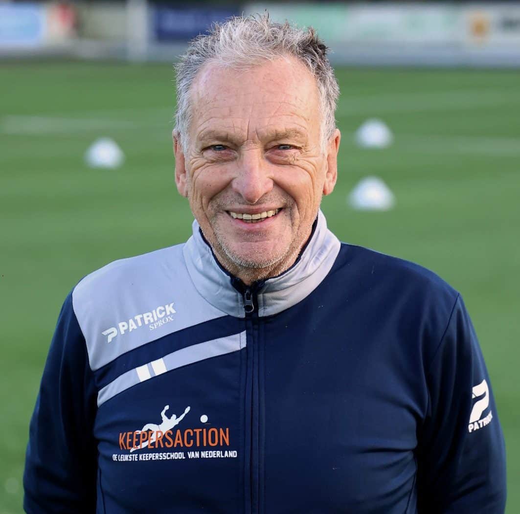 Jan Lücke, keeperstrainer en eigenaar van Keepersaction, in sportieve kleding tijdens een trainingssessie op het veld.