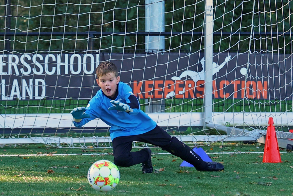 Jeugdkeeper oefent zijn techniek tijdens keeperstraining bij Keepersaction.