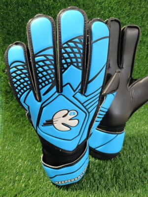 Keepersaction MasterPro all-weather keepershandschoenen voor jeugdkeepers, voorzien van blauwe German Latex met een Flat Finger design voor duurzaamheid en