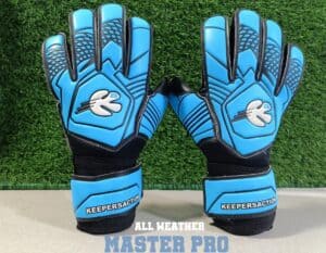 Blauwe Keepersaction MasterPro keepershandschoenen op kunstgras, all-weather en duurzaam met German Latex.