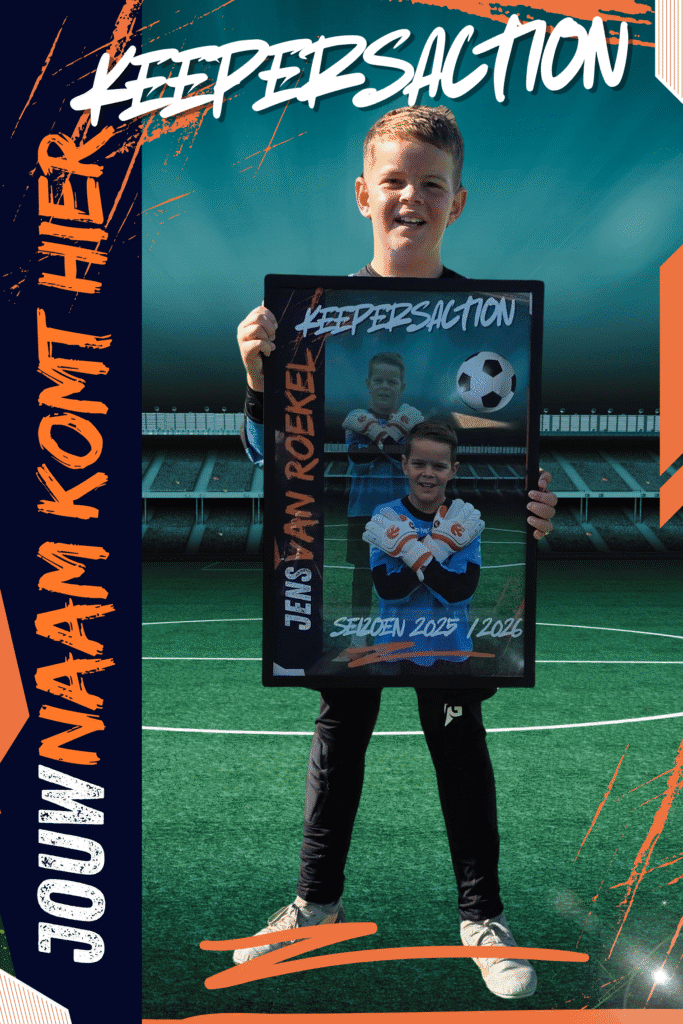 Een jonge keeper houdt trots een grote gepersonaliseerde Keepersaction-poster vast met zijn eigen foto en naam erop. De poster toont een stoere keepersactie, het seizoen 2025/2026 en een opvallend voetbalthema. Op de achtergrond is een voetbalstadion te zien, en links in beeld staat de tekst 'Jouw naam komt hier'