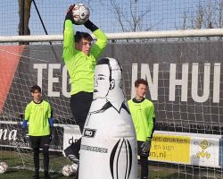 De Elite groep aan het werk met voorzetten verwerken op de keepersschool in Zetten